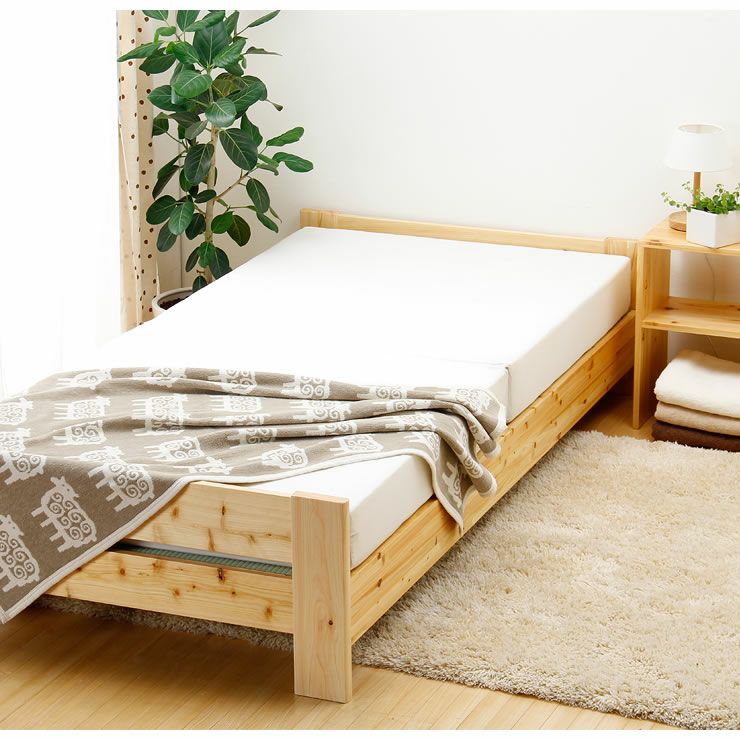 自然な木目とシンプルなデザインの木製畳ベッド