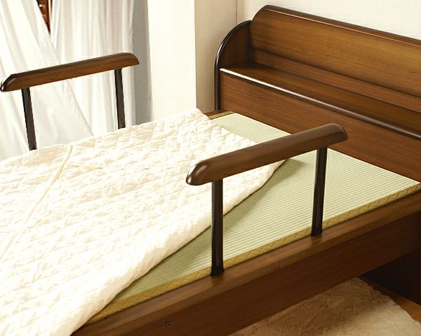 手すり付きの木製畳ベッド