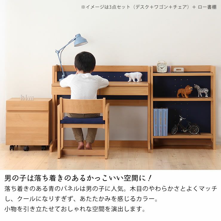 学習机に向かう男の子