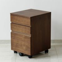 深みのある色合いのウォールナット木製チェスト