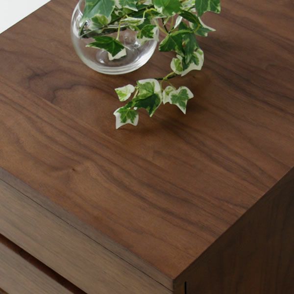 ウォールナット材の深みのある色合いが大人っぽい木製チェスト