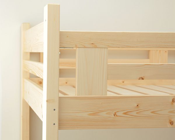 まれに見るほどコンパクトな明るい色合いの二段ベッド_詳細03