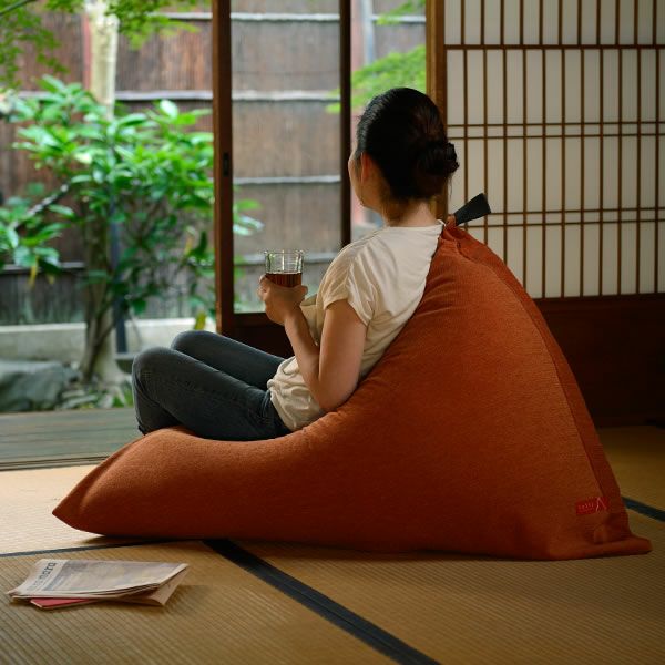 ビーズ素材が体に寄り添うようにフィットするビーズクッション