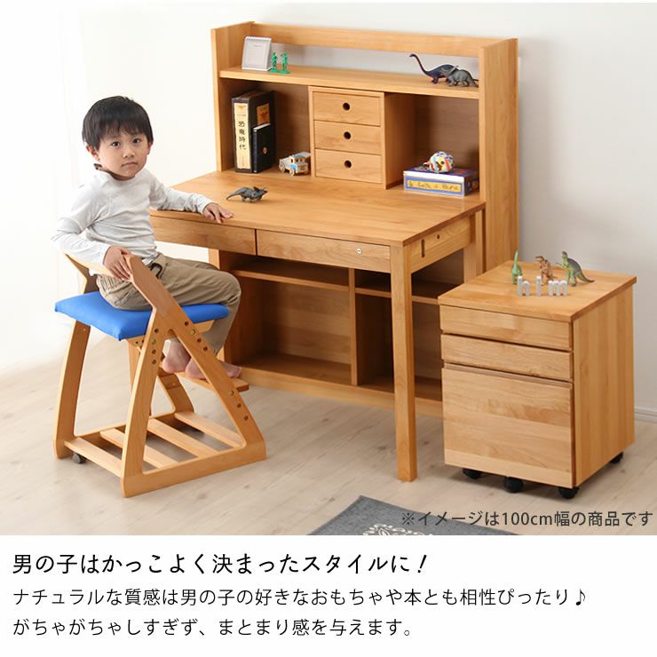 子供部屋に恐竜を飾る男の子