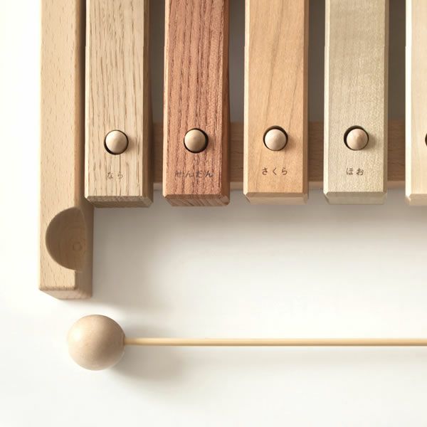 樹種によって色合いも木目も異なる木琴