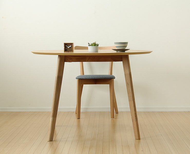 木目の美しいオーク材のダイニングテーブル