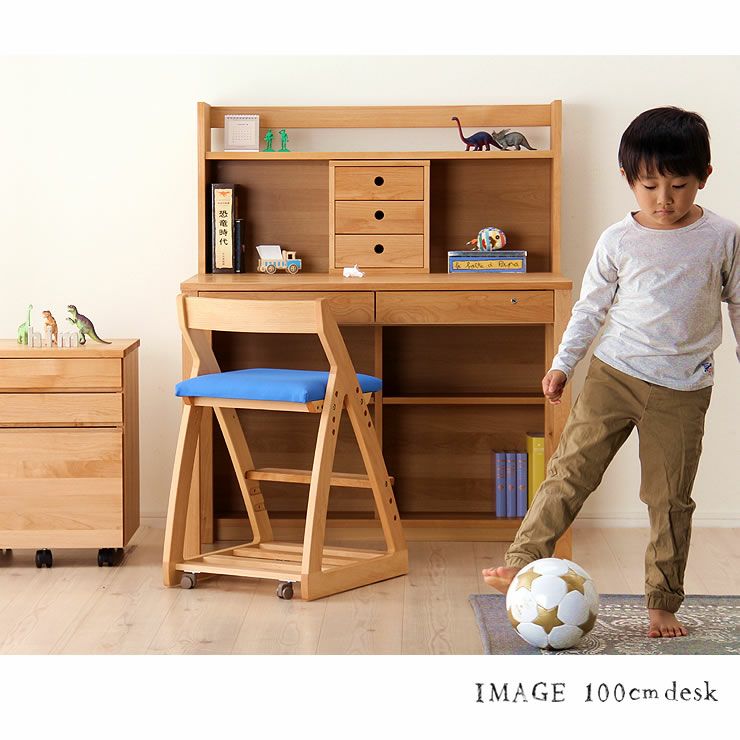 学習机とサッカーボールで遊ぶ男の子