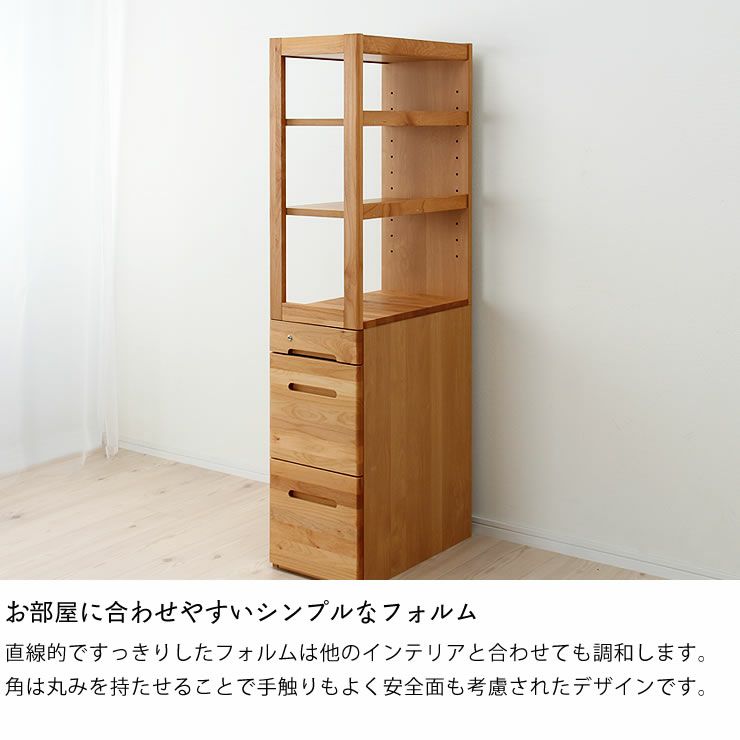 お部屋に合わせやすいシンプルなフォルムのラック