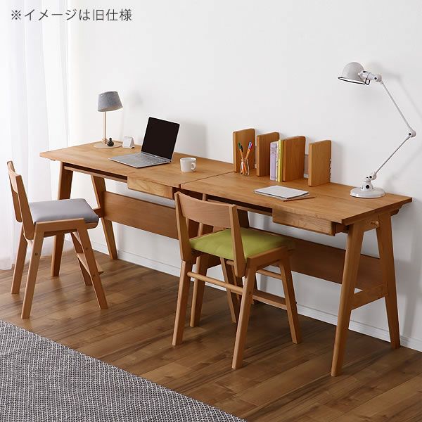 スタイリッシュなアルダー材のデスク