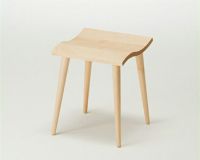 ナチュラルな雰囲気を作る木の素材感を感じる木製スツール