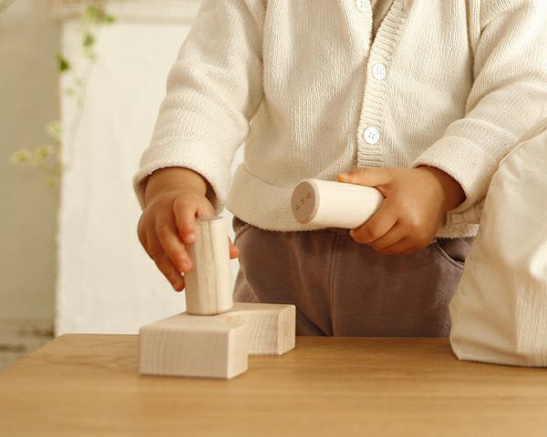 オークヴィレッジ積木セットで遊ぶ子供