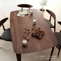 深みのある色味は高級感が感じられるダイニングテーブル