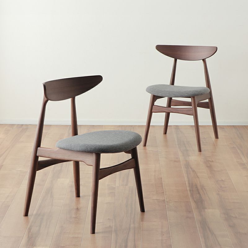 深みのある色味は高級感が感じられるダイニングテーブルセット