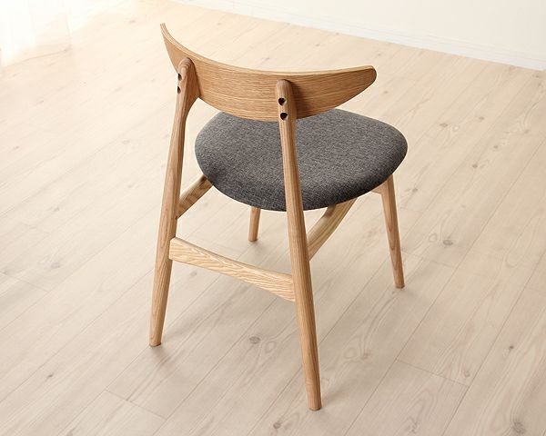 お部屋に圧迫感を与えないすっきりとしたデザインのダイニングチェア