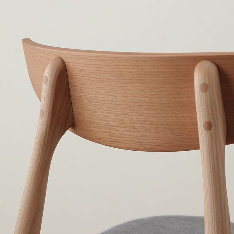 お部屋に圧迫感を与えないすっきりとしたデザインのダイニングチェア