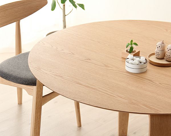 お部屋に圧迫感を与えないすっきりとしたデザインのダイニングテーブル
