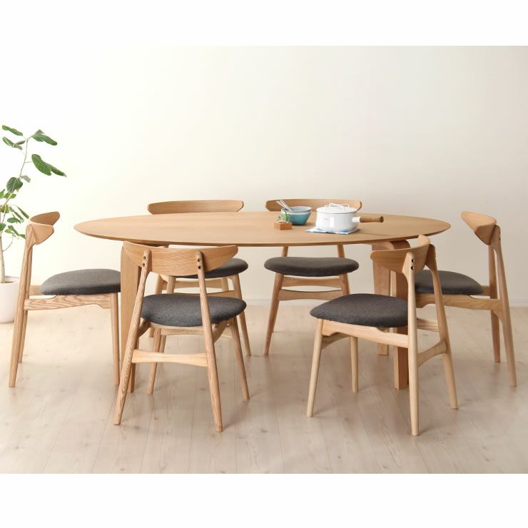 お部屋にもすんなり馴染んでくれるダイニングテーブルセット