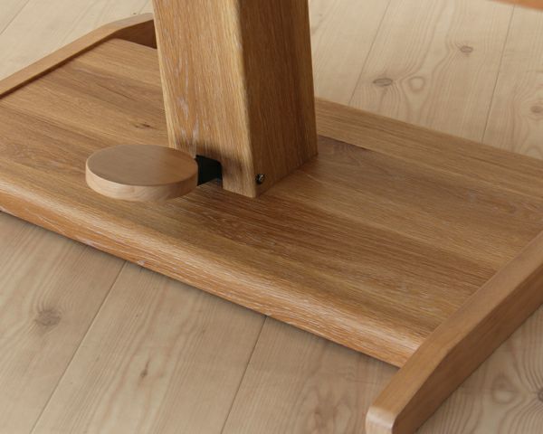 どっしりとした重厚感のガス圧式フットペダル昇降テーブル幅130cm_詳細03