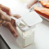 容器に収納できる小さじスプーン(5ml)付きで、すり切りも可能な山崎実業小麦粉＆スパイスボトルtower（タワー）