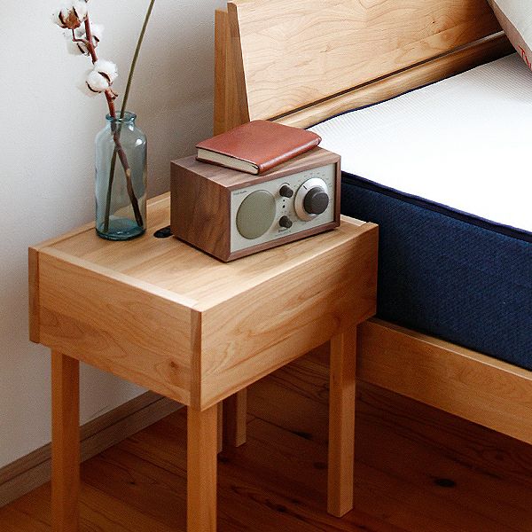 シンプルなデザインのアルダー材のナイトテーブル