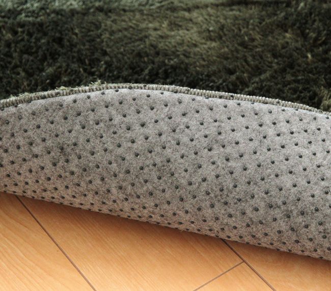 お部屋に合わせやすいカラーのシャギー調ラグ