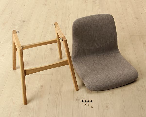 ファブリックと天然木を組み合わせたダイニングチェア