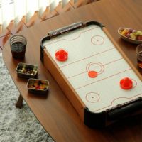 コンパクトサイズのエアホッケーゲームが楽しめるテーブルホッケー