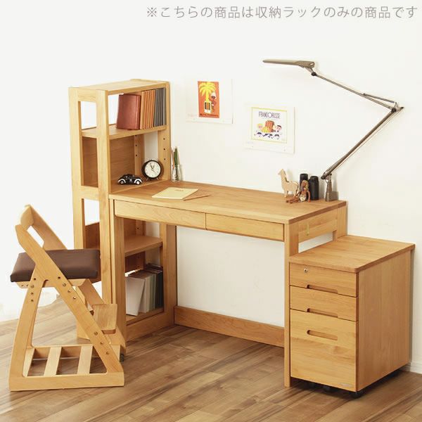 机の奥行きは45cmとスリムな設計の学習机