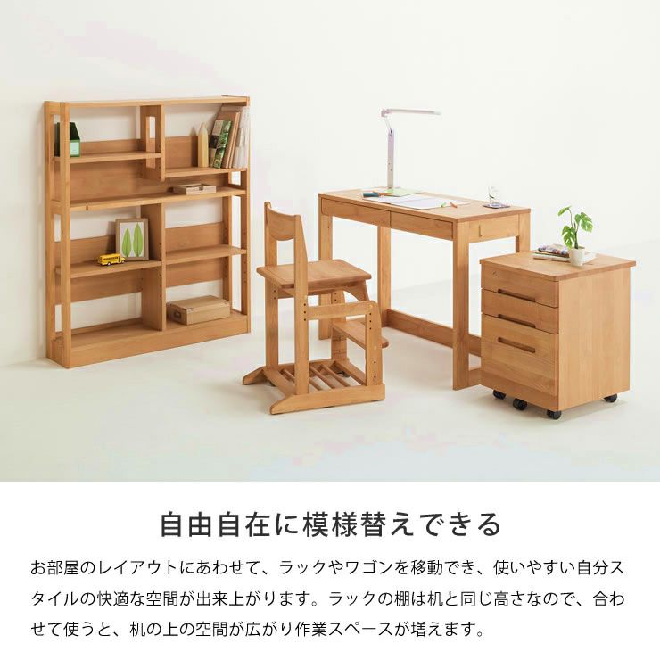 ラックを机の奥に置くと、机の奥行きが広がるラック