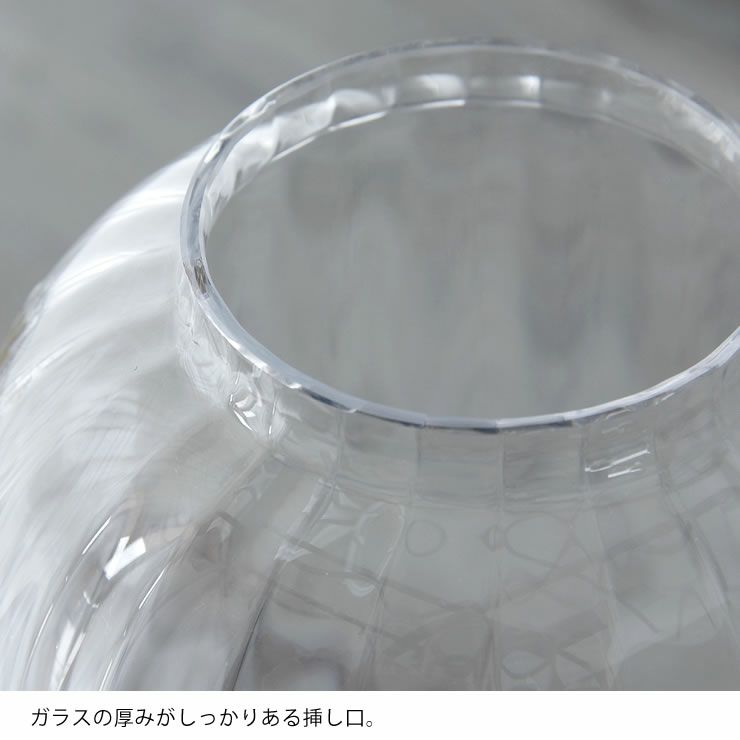 ガラスの厚みがしっかりある挿し口のフラワーベース