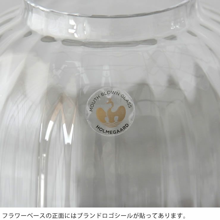 フラワーベースの正面にはブランドロゴシールが貼ってあるフラワーベース