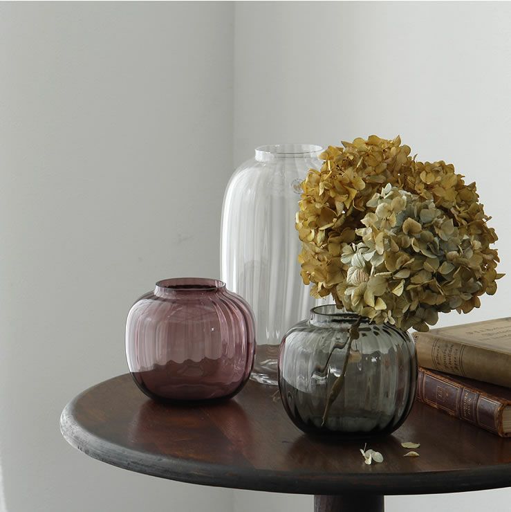 手吹きで成形されるフラワーベース