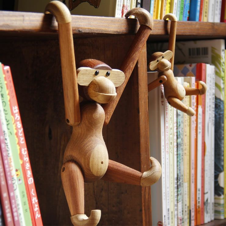 引っ掛けて飾ることができる木製アニマルモンキーミニ