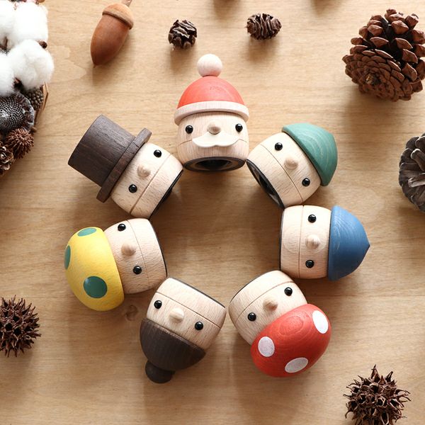 どんぐりサンタは自然に触れて遊ぶかわいい木のサンタ