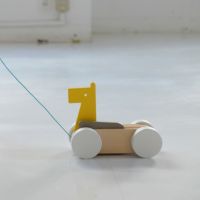 お子さまが口にしても大丈夫な塗料を使用したおしゃれな木製プルトイ
