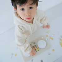木のおもちゃ「LITTLE DJ」の指先を使う遊びが脳の活性化に繋がります。