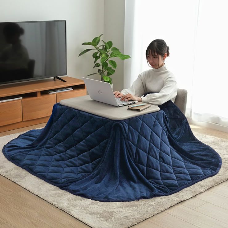 あたたかい印象のナチュラル色と落ち着きのあるホワイト色のパーソナルこたつ