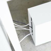 山崎実業キャスター付きケーブル収納ラック tower（タワー）は本体の前後に広くスリットがはいっているので、どちらにもコードを通すことができます。