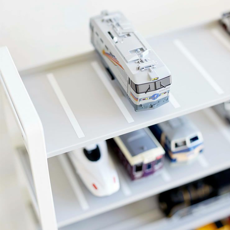 枠付きでトイが滑り落ちる心配もなく安心して収納いただける山崎実業ミニカー＆レールトイラック TOWER（タワー）