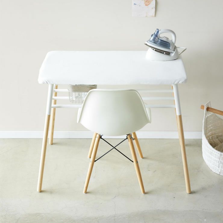 山崎実業出しておける スタンド式 棚付アイロン台 tosca（トスカ）はどこに置いても違和感のない汎用性の高いデザイン