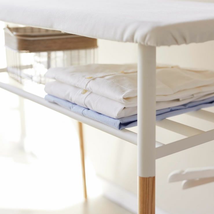 山崎実業出しておける スタンド式 棚付アイロン台 tosca（トスカ）はお好みのスタイルで快適にアイロンができます。