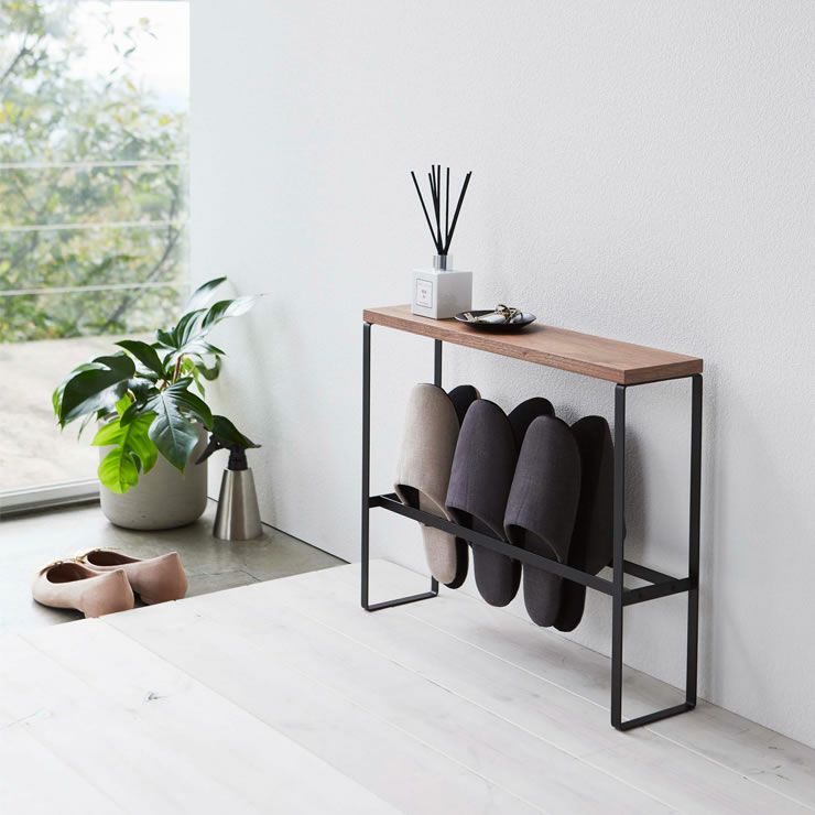 山崎実業天板付きスリッパラック TOWER（タワー）の幅は12cmとスリム設計なので狭い玄関や廊下の限られたスペースでも設置できます