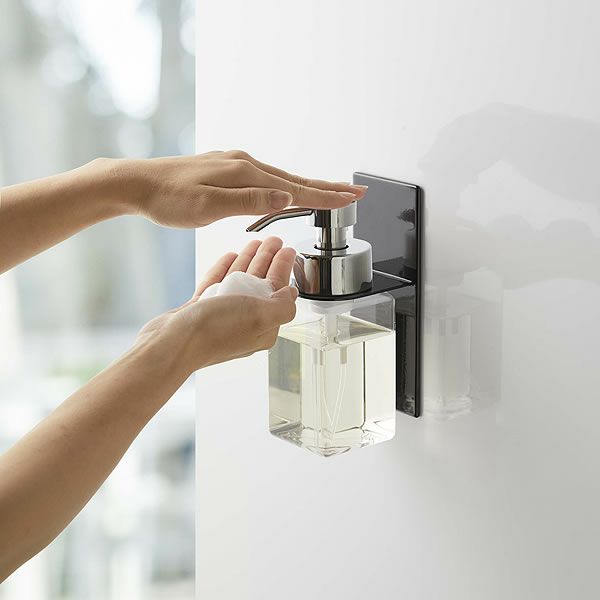 毎日使うシャンプーや、ボディーソープなどを使いやすい場所に設置できる山崎実業マグネットバスルームディスペンサーホルダー　tower（タワー）　泡タイプ