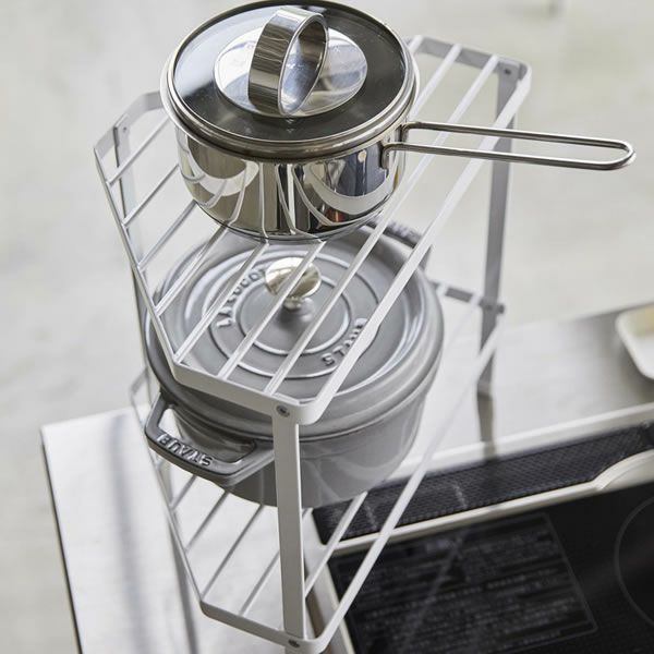 山崎実業排気口カバー上コンロコーナーラック　　tower（タワー） 2段はコンロの角に空いたスペース利用した調理を妨げないサイズ感で、調理中の鍋をちょい置きできる便利なコーナーラック。