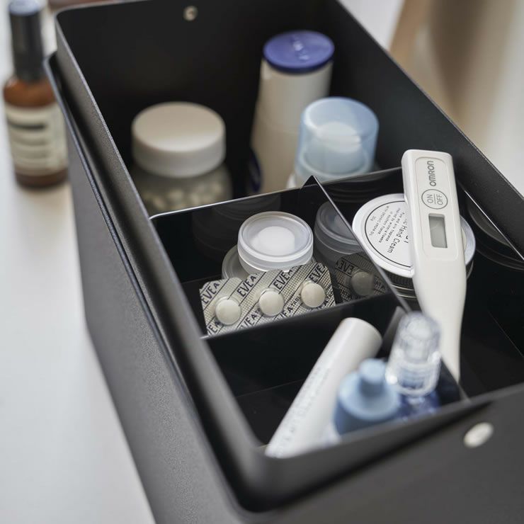 山崎実業救急箱　tower（タワー）の上段のトレーは縦・横どちらの向きでも収納できます