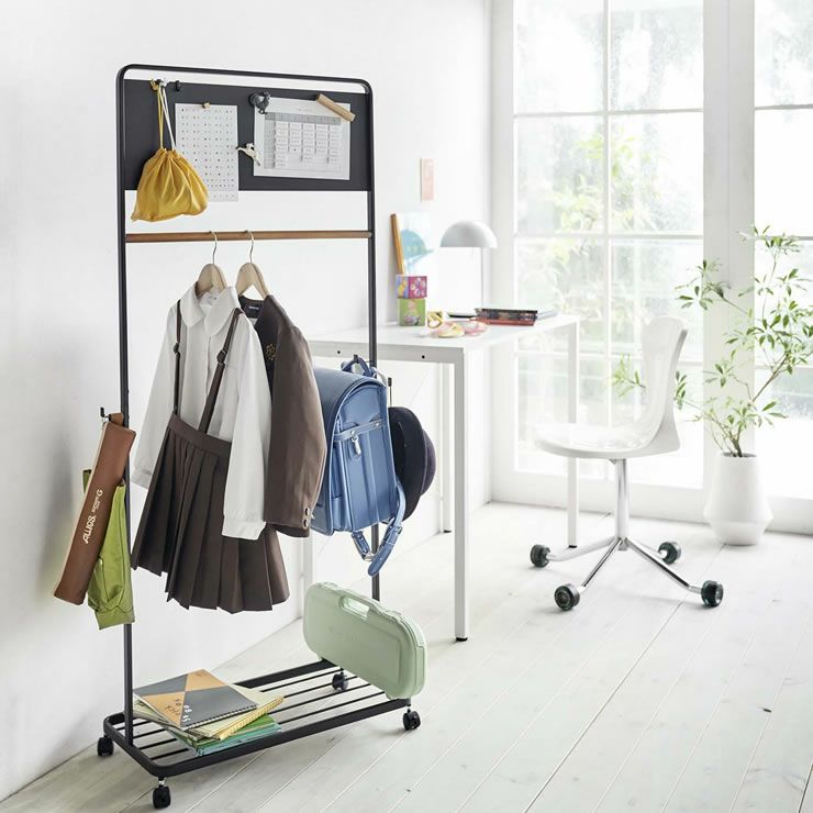 山崎実業キッズパネル付きハンガーラック　tower（タワー）はパネルがついているのでメモや時間割を貼り付けて毎日確認しながら支度ができます