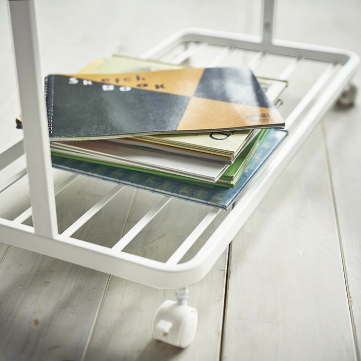 山崎実業キッズパネル付きハンガーラック　tower（タワー）の台座は大きめのラックになっているので掛けられない荷物を収納できます