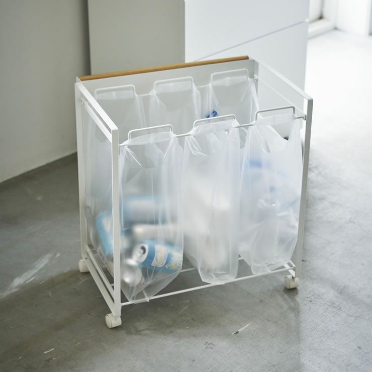 山崎実業目隠し分別ダストワゴン　tosca（トスカ）　3分別はキャスターが付いているので袋の取り外しやお掃除の際の移動もスムーズ