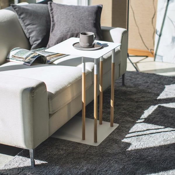 山崎実業差し込みサイドテーブル　plain（プレーン）は引き寄せて使えば欲しい物に手が届きくつろぎの時間をより快適に過ごせます