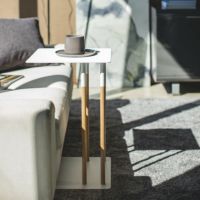 ナチュラル・北欧風など様々なテイストのお部屋に合わせやすい山崎実業差し込みサイドテーブル　plain（プレーン）